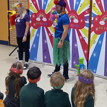 Do Re Mi yn diddanu'r plant