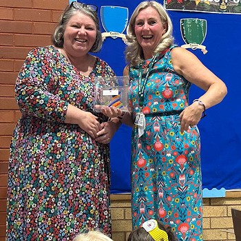 Pennaeth gyda Elin Maher o Rhag