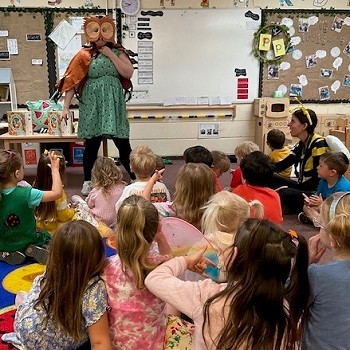 Awdur lleol yn diddanu'r plant